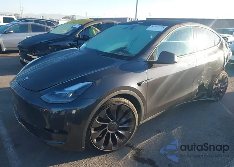 2024 Tesla Model Y Performance Dual Motor All-Wheel Drive z USA, uszkodzony, nr VIN 7SAYGDEF9RF054062